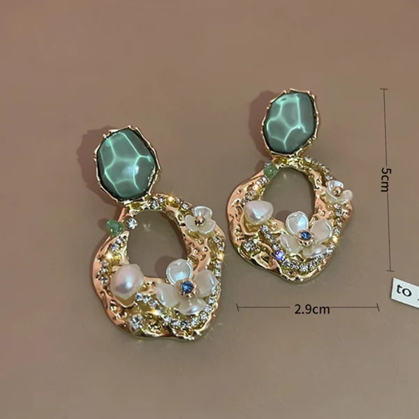Pearl Flower Harbor style exaggerated large earrings, women's vintage earrings, niche design, high-end retro earrings - Image 2