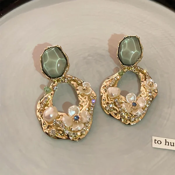 Pearl Flower Harbor style exaggerated large earrings, women's vintage earrings, niche design, high-end retro earrings - Image 3