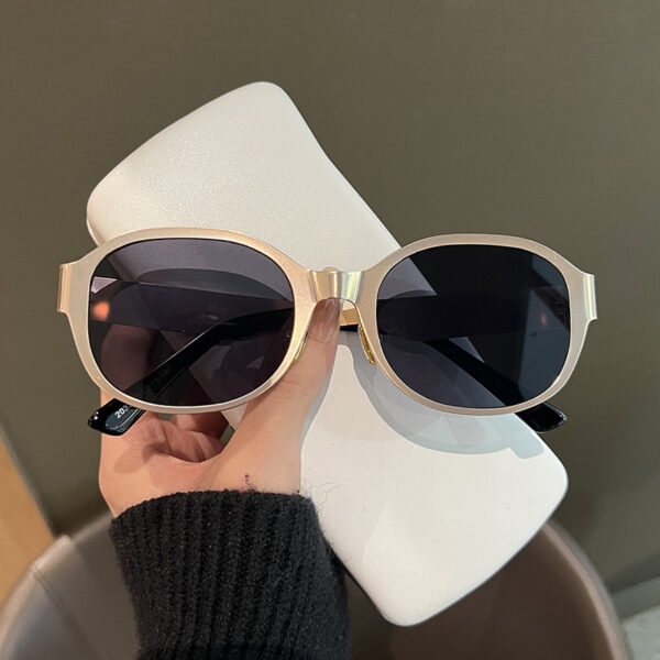 Ins textured metal retro concave shaped street photography sunglasses, trendy women's large frame round face personalized spicy girl sunglasses - Image 4