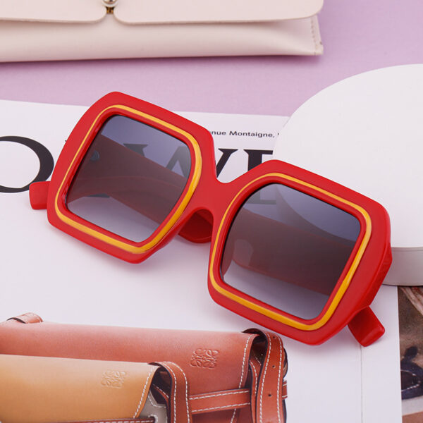 New European and American Fashion Square Large Frame Sunglasses for Women's High End Sensation Sunglasses for Women - Image 3